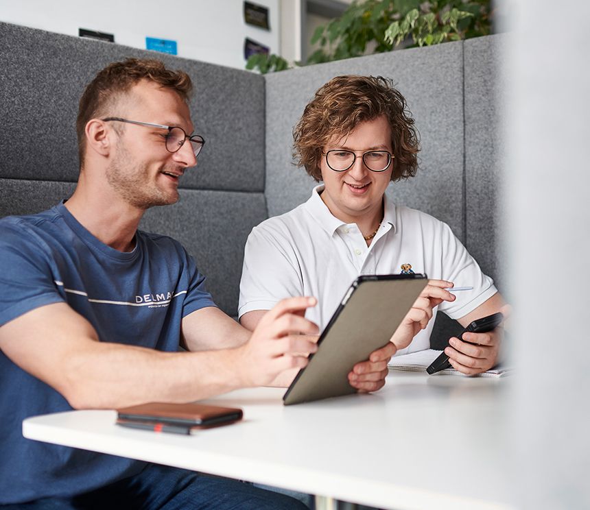 Besprechung von Anforderungen und digitalen Lösungen im Rahmen eines Softwareprojekts.