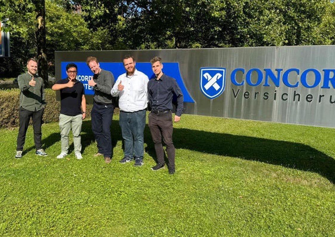 Gruppenfoto im Rahmen einer Ausbildungskooperation zwischen der BROCKHAUS AG und Concordia Versicherungen zur Förderung praktischer Projekterfahrung.