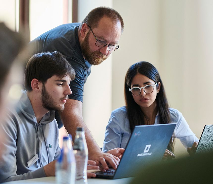 Gemeinsame Arbeit an einem Laptop als Symbol für Förderung, Mentoring und den IT-Einstieg junger Frauen bei BROCKHAUS