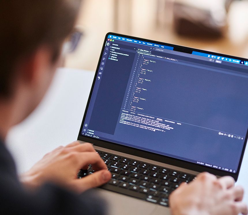 Modernes Notebook mit professioneller Entwicklungsumgebung für die praktische Ausbildung in der Softwareentwicklung.