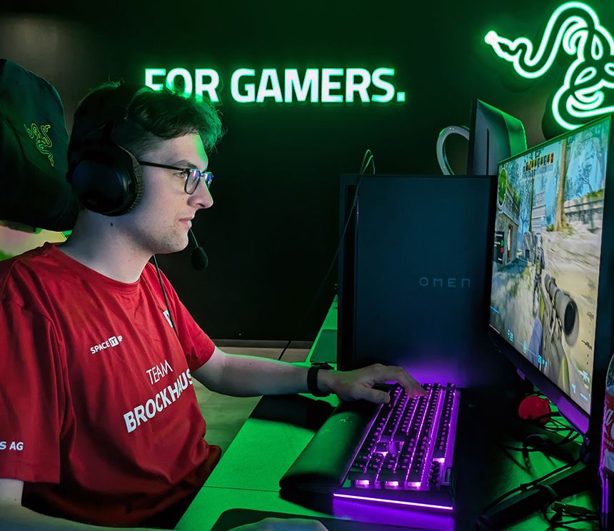 Werkstudierender der BROCKHAUS AG bei einem eSports-Event der Hamburger Haie an einem Gaming-PC