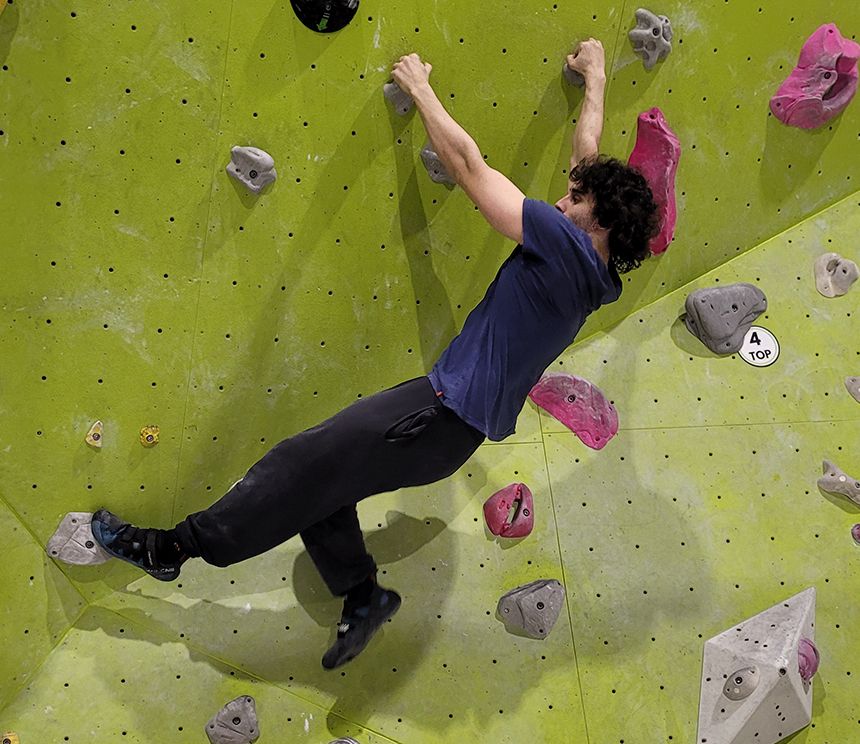 Person beim Bouldern als Symbol für Teamaktivitäten, persönliche Entwicklung und Crew-Kultur bei BROCKHAUS