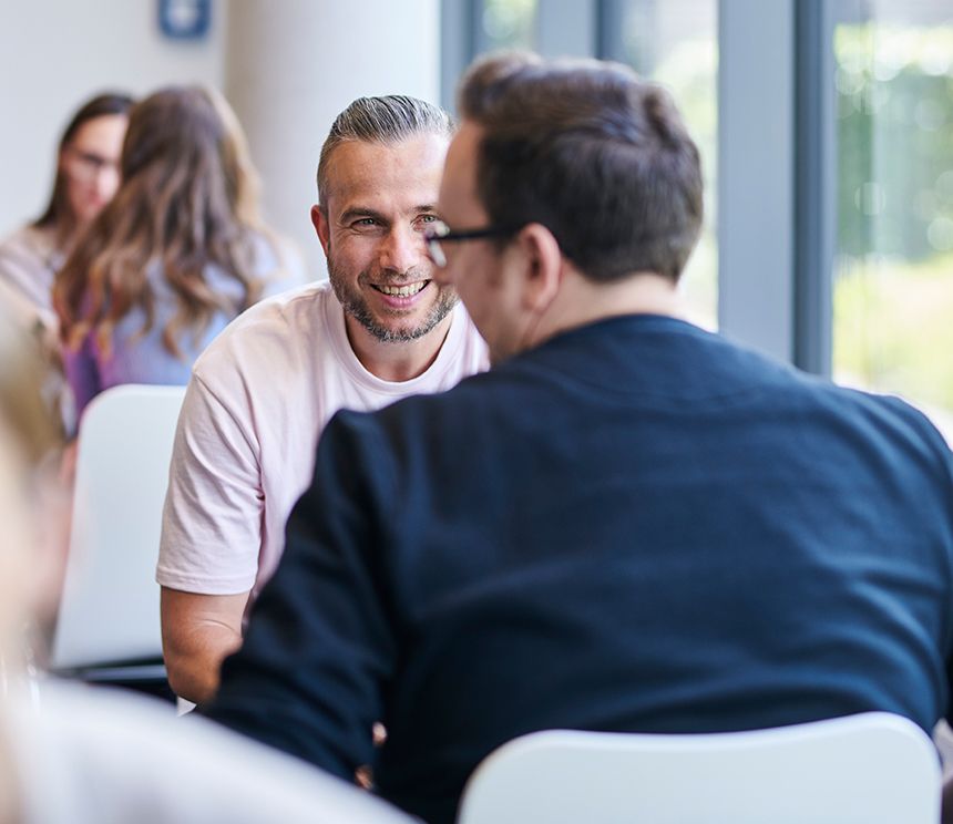 Persönlicher Austausch auf Augenhöhe als Sinnbild für faire Vergütung und Wertschätzung während einer Bachelor- oder Masterarbeit