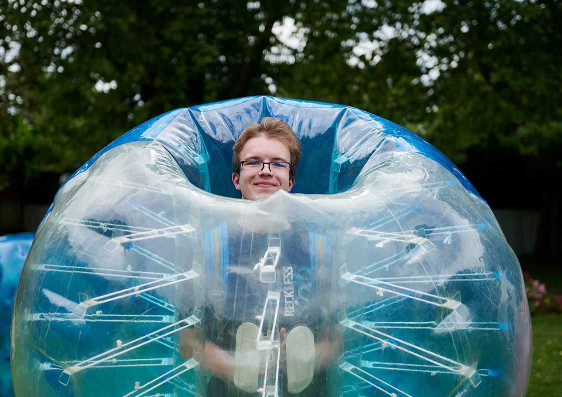 Aktivität beim Sommerfest der BROCKHAUS AG mit Bubble Ball als Teil eines Teamevents im Freien.
