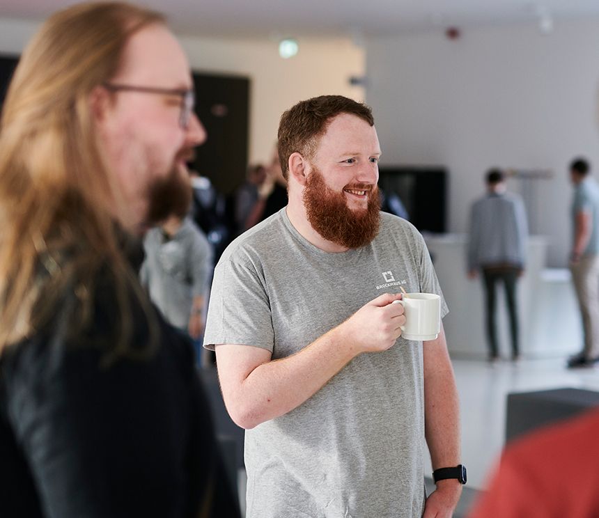 Talents und Mitarbeitende der BROCKHAUS AG im Austausch über Entwicklungsmöglichkeiten nach einem IT-Praktikum