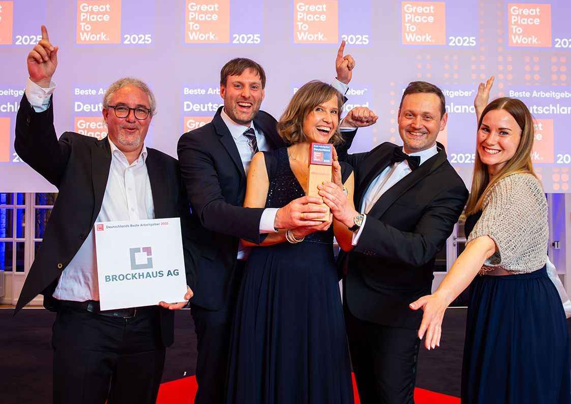 Ausgezeichnete Crew-Kultur bei der BROCKHAUS AG Gruppenbild bei der Great Place to Work® Preisverleihung 2025 mit Auszeichnungen für die Unternehmenskultur der BROCKHAUS AG.