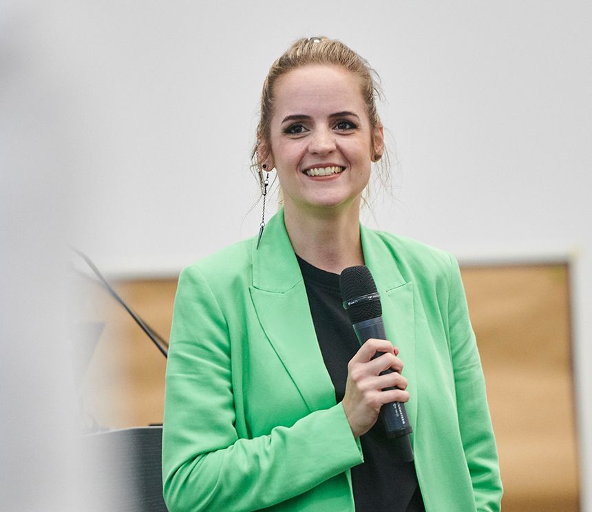 Porträt für die Vorstellung von Stephanie Kellotat, Scrum Masterin bei BROCKHAUS und Vorbild für den Quereinstieg in die IT.