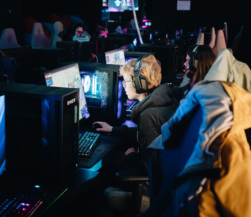 Dual Studierende und Talents der BROCKHAUS AG bei einem gemeinsamen Gaming- und eSports-Event
