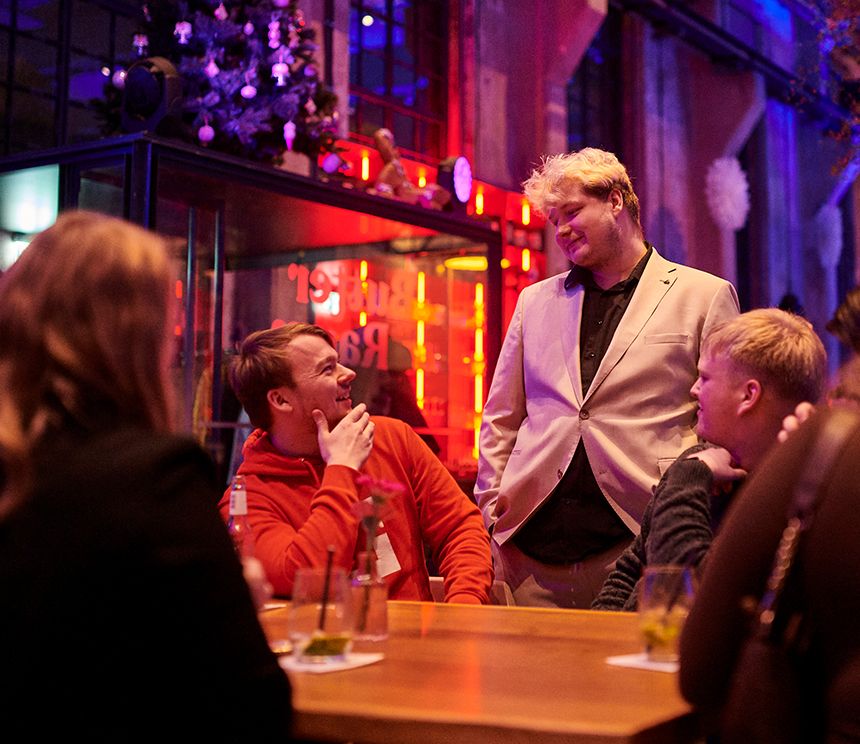 Mehrere Personen bei einem gemeinsamen Team-Event als Symbol für Crew-Kultur, Austausch und langfristige Perspektiven bei BROCKHAUS