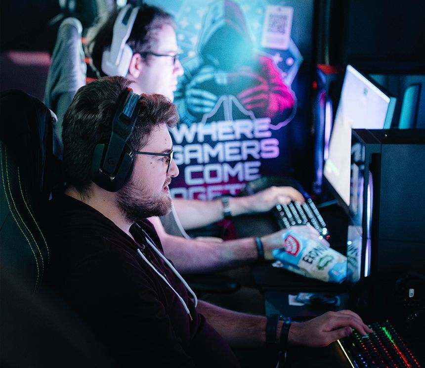 Auszubildende und Mitarbeitende der BROCKHAUS AG bei einer gemeinsamen LAN-Party und eSports-Veranstaltung