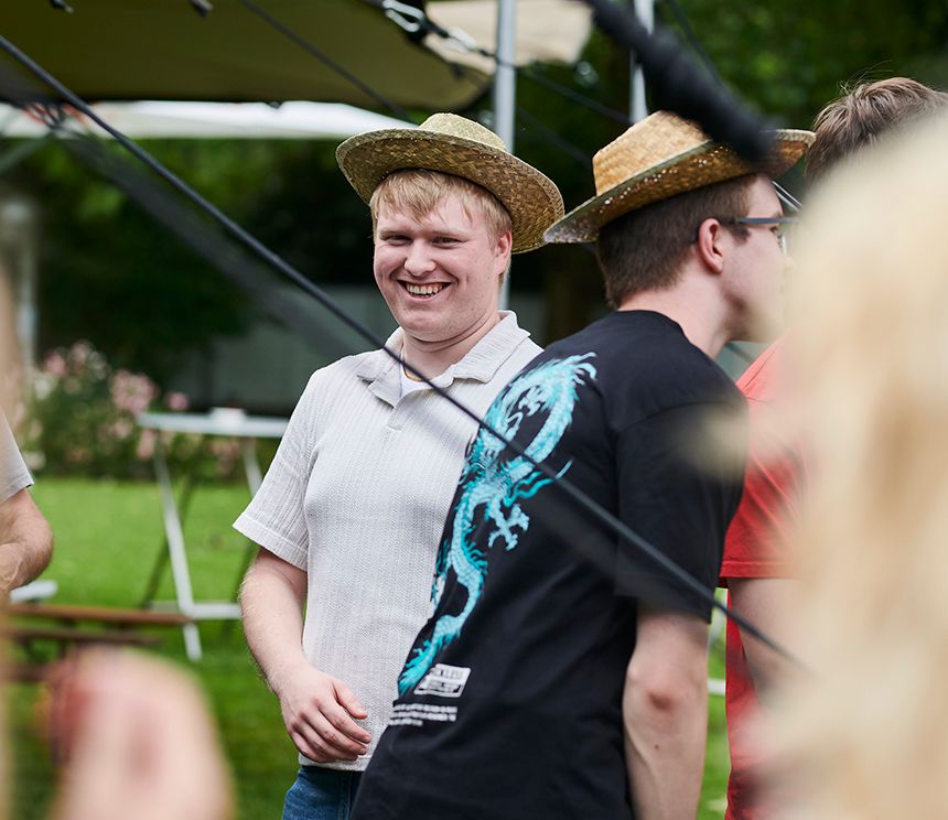 Talents der BROCKHAUS AG bei einem Sommerfest als Beispiel für Teamleben und faire Rahmenbedingungen im Dualen Studium