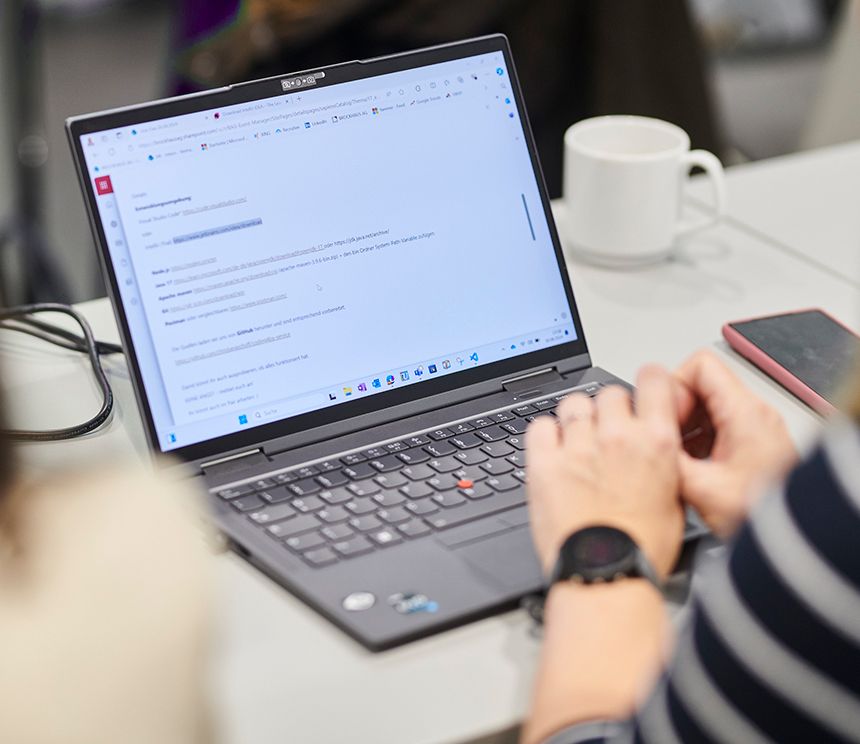 Laptop mit professioneller Softwareumgebung für Praktikantinnen und Praktikanten bei der BROCKHAUS AG
