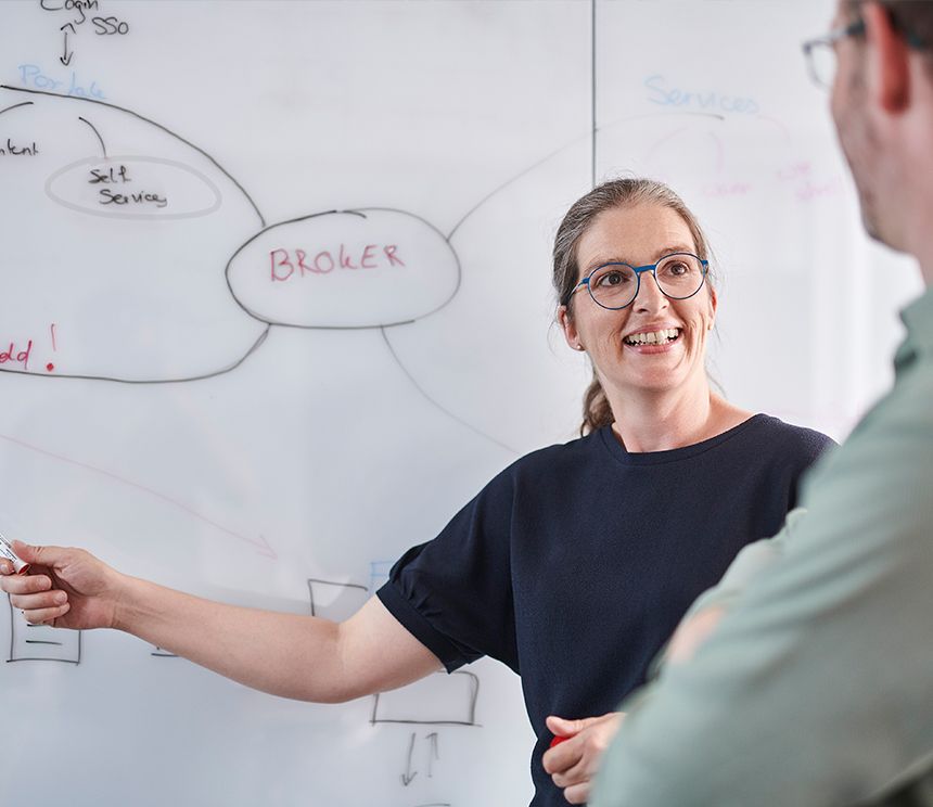 Fachlicher Austausch an einem Whiteboard als Symbol für Mentoring, Themenfindung und Betreuung während einer Bachelor- oder Masterarbeit
