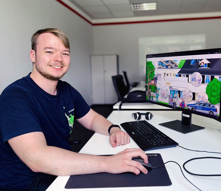 Praktikant an einem digitalen Arbeitsplatz mit professioneller Softwareumgebung im Rahmen eines IT-Praktikums