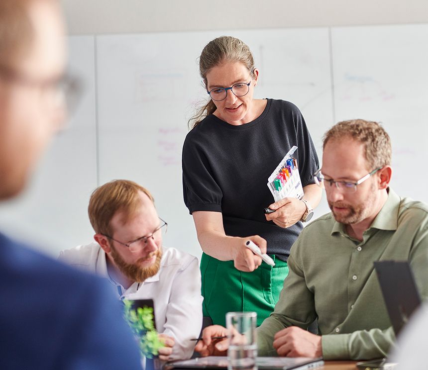 Mitarbeitende im Austausch während eines Workshops bei BROCKHAUS als Symbol für Mentoring, Wissenstransfer und weibliche Vorbilder in der IT