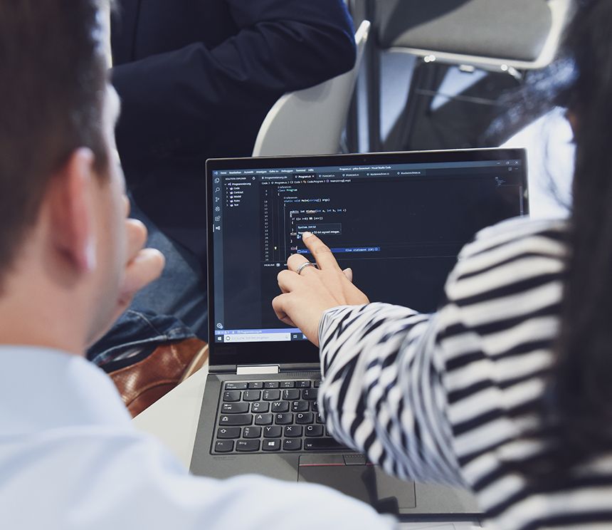 Gemeinsame Arbeit an Softwarecode und digitalen Lösungen mit modernen Entwicklungstechnologien.