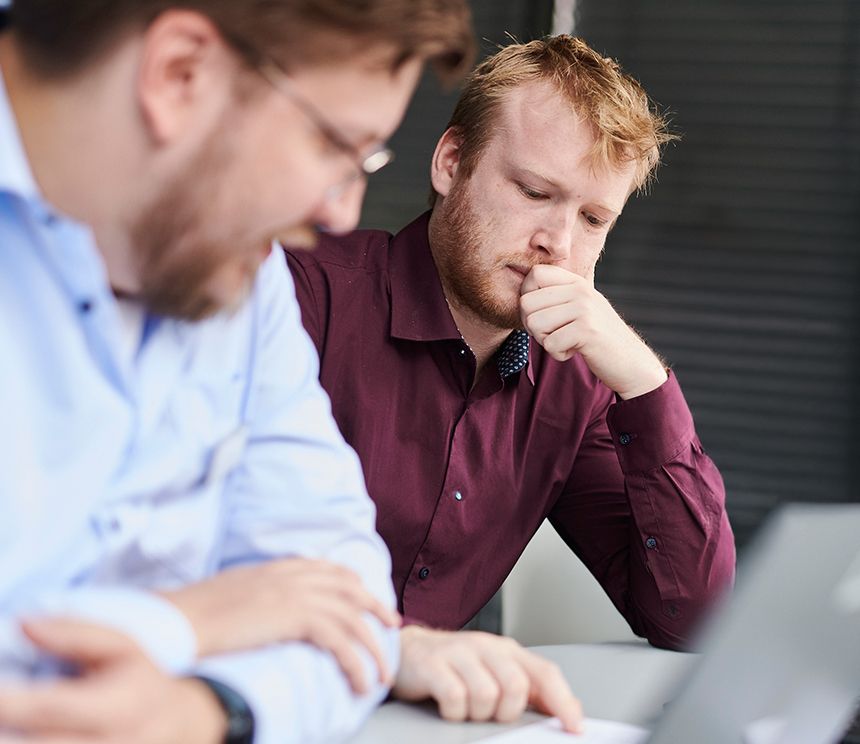 Konzentrierte Arbeit an einer Bachelor- oder Masterarbeit als Symbol für Forschung, Analyse und wissenschaftliches Arbeiten