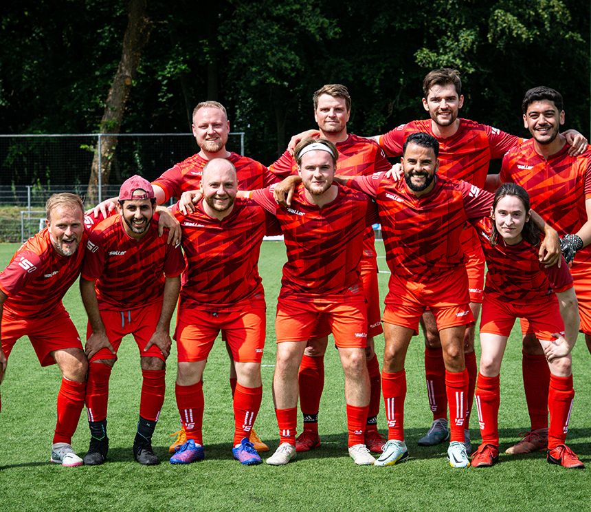 BROCKHAUS AG Team bei einer gemeinsamen Fußballaktivität als Teil des Sport- und Freizeitangebots