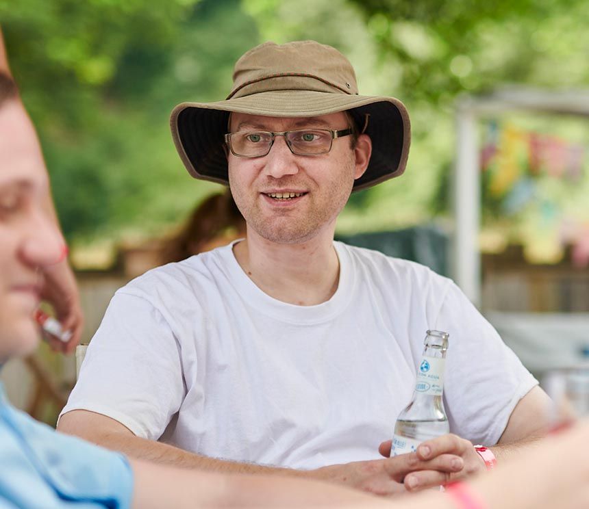 Ausbildungsleiter der BROCKHAUS AG im Gespräch während eines Teamevents und Ansprechpartner für Talents.
