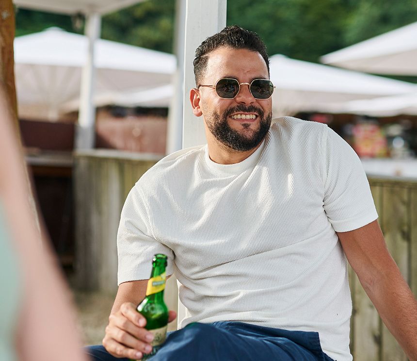 Werkstudent der BROCKHAUS AG bei einem Sommerfest als Symbol für faire Vergütung und attraktive Rahmenbedingungen