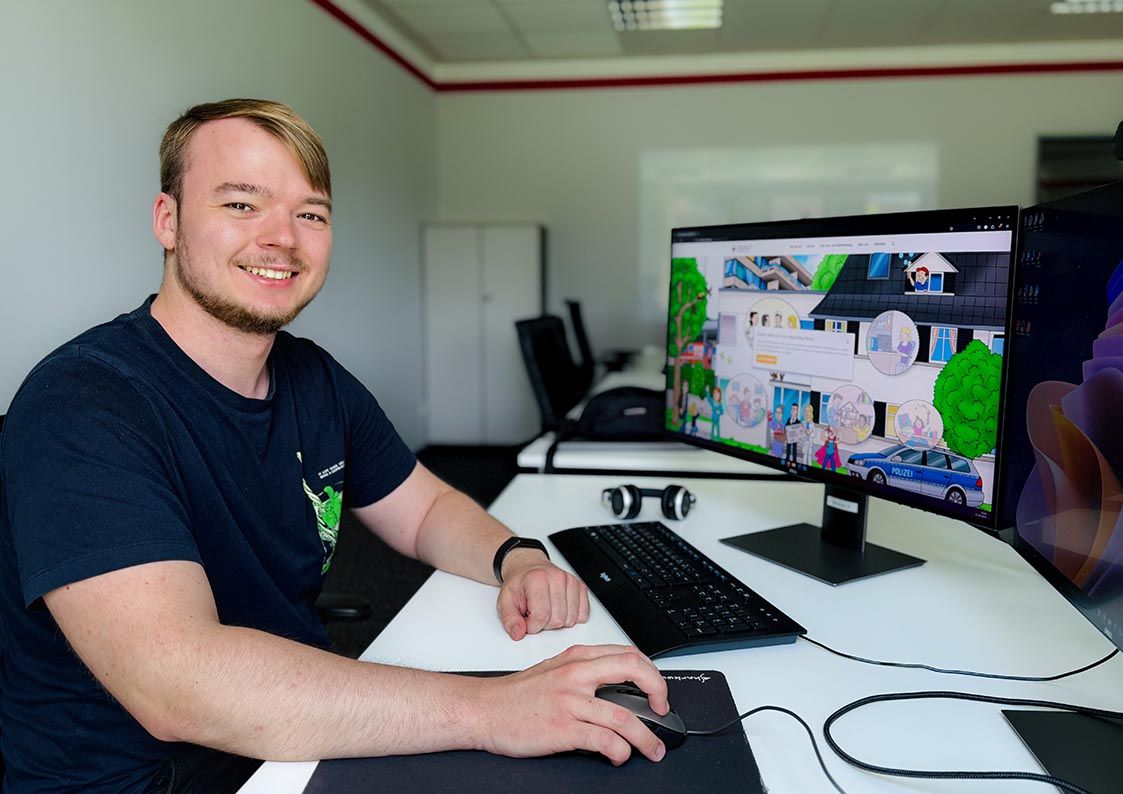 Arbeitsplatz eines Nachwuchstalents während der Entwicklung eines digitalen Spendenpuzzles für einen guten Zweck.