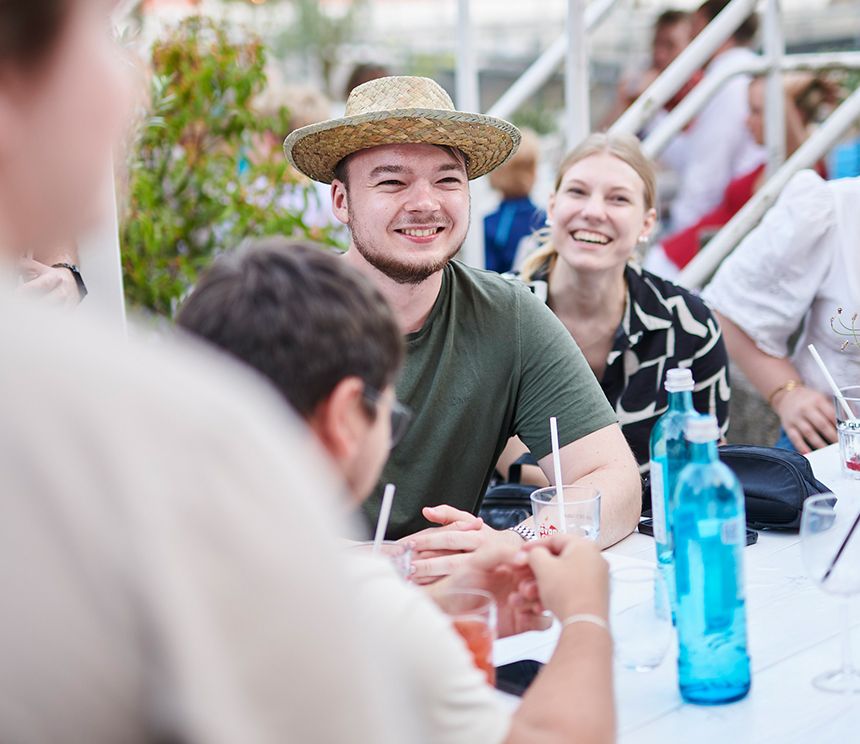 IT-Talents der BROCKHAUS AG bei einem gemeinsamen Event als Beispiel für finanzielle Freiheit und attraktive Vergütung