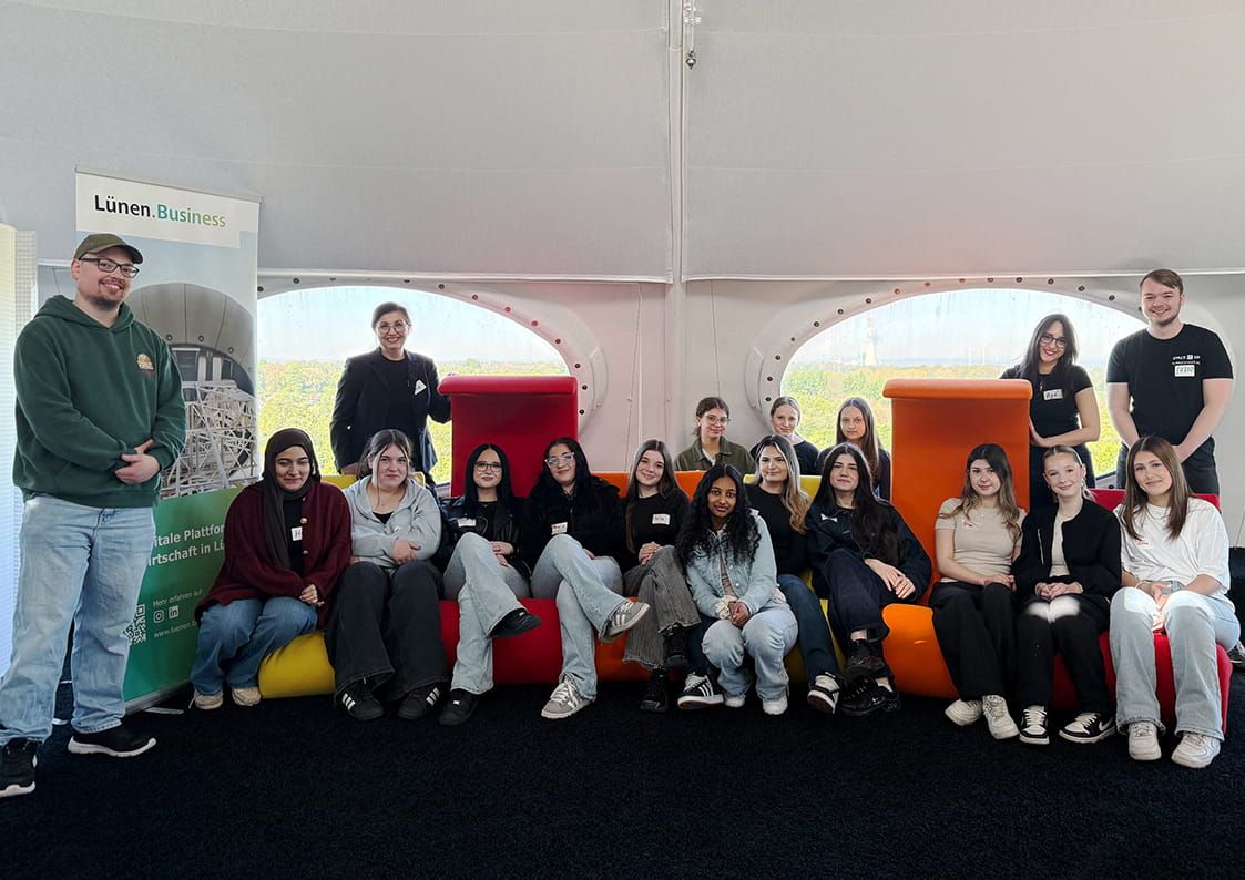 Gruppenfoto von Teilnehmenden des Girls' Day 2025 im Lüntec in Lünen mit Einblicken in Berufe und Karrieren in der IT.
