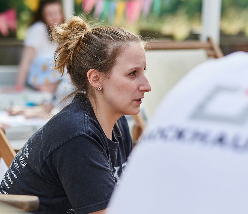 Porträt für die Vorstellung von Jennifer Braun, Softwareentwicklerin bei BROCKHAUS und Vorbild für junge Frauen in der IT.