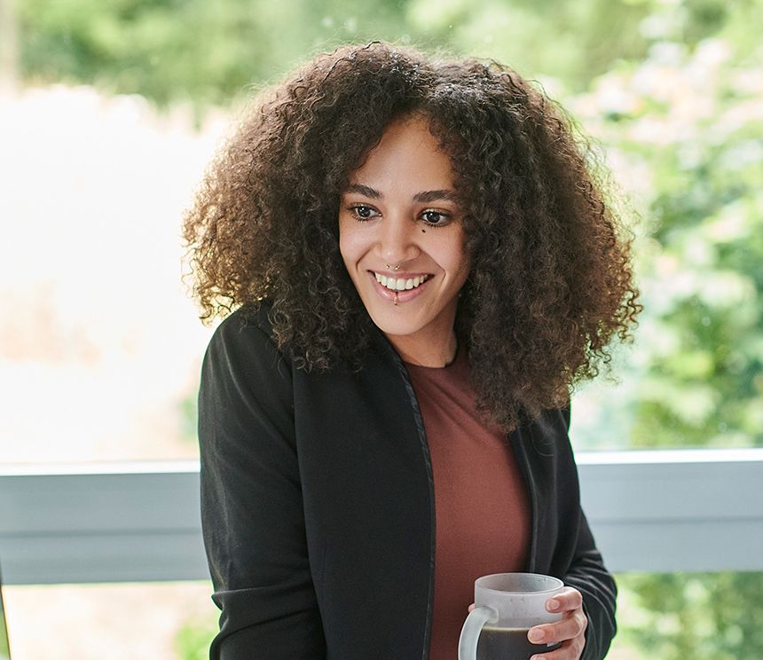 Porträt für die Vorstellung von Leonie Salbert, Softwaretesterin im IT-Qualitätsmanagement bei BROCKHAUS