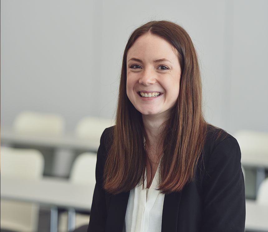 Porträt für die Vorstellung von Nicola Holtgrave, Datenanalystin und PMO-Mitarbeiterin bei BROCKHAUS.