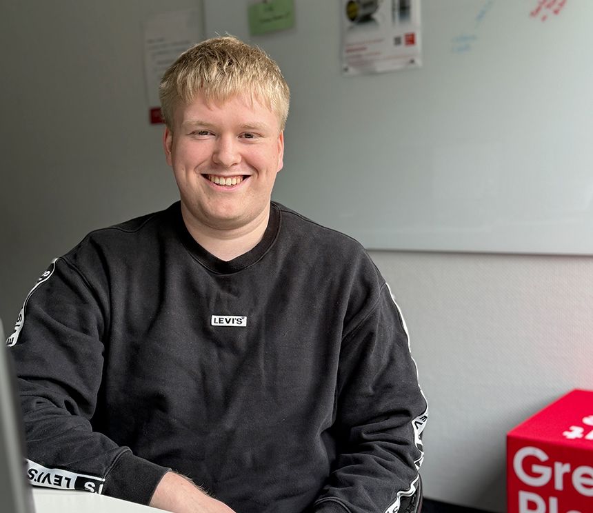 Werkstudent an einem Laptop als Symbol für flexible Arbeitszeiten während des Studiums