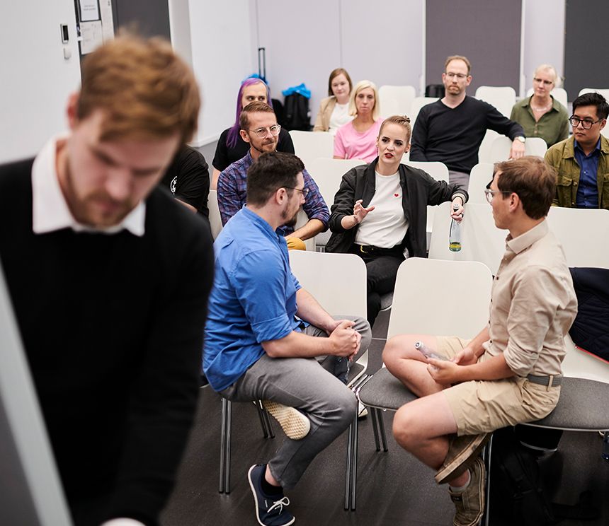 IT-Talents der BROCKHAUS AG bei einer Weiterbildungs- und Mentoring-Session zur fachlichen Entwicklung