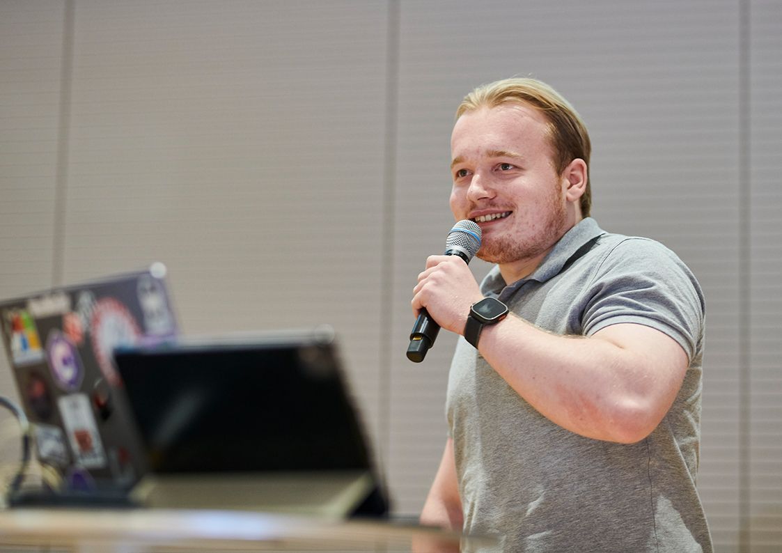 Von Anfang an Teil echter IT-Projekte IT-Talent der BROCKHAUS AG präsentiert Ergebnisse aus einem Softwareprojekt während der Ausbildung