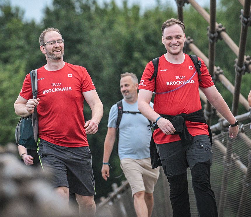 BROCKHAUS Crew bei einer gemeinsamen Outdoor-Aktivität als Sinnbild für Teamzusammenhalt und Integration von Werkstudierenden