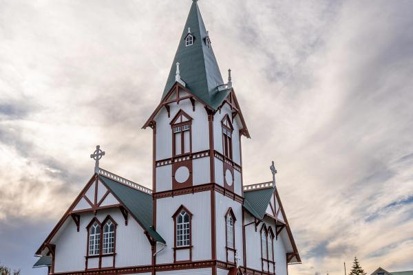 Iglesia blanca de madera con el techo verde