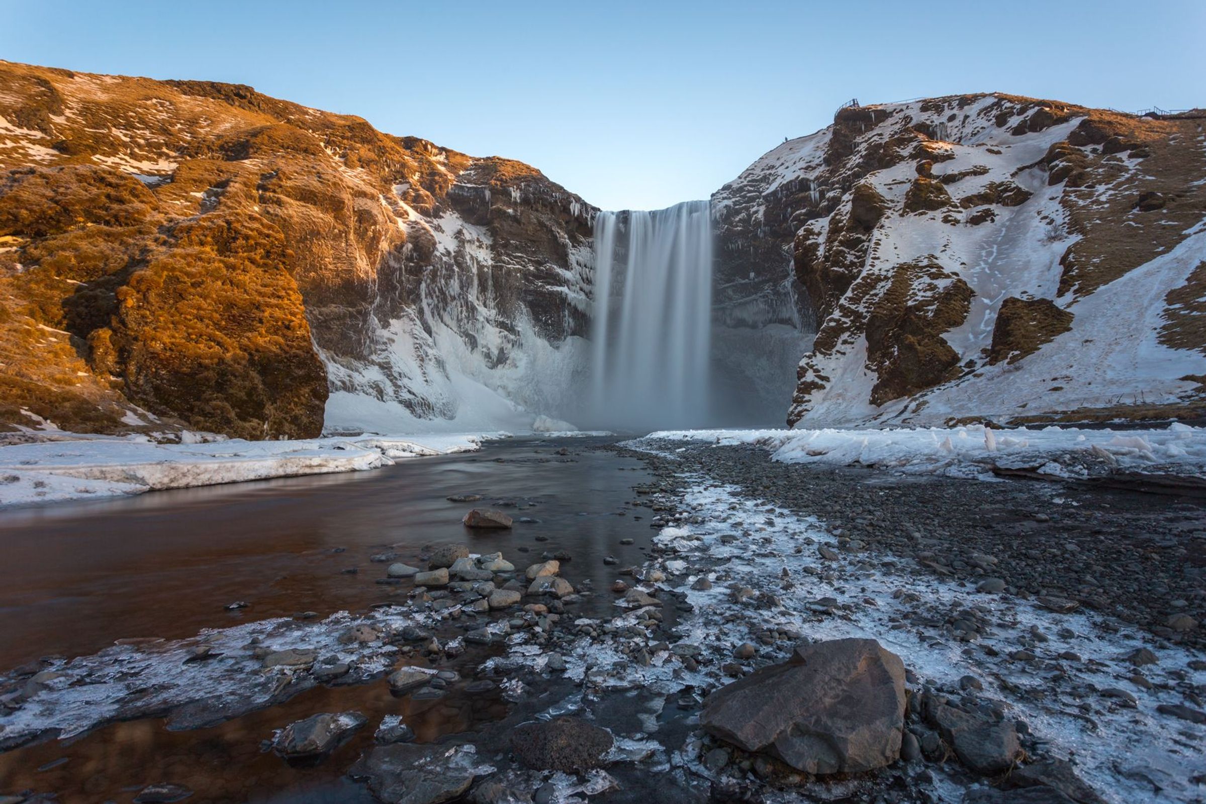 La cascada de Skogafoss en invierno