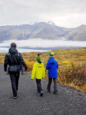 Familia caminando por un sendero en Islandia en otoño