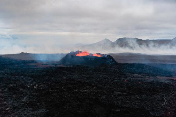 Volcán Litli-Hrútrur erupcionando en la distancia
