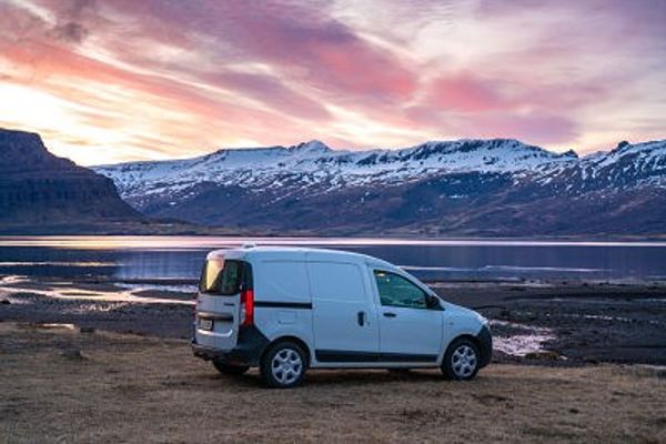Camper pequeña al lado de un lago en Islandia