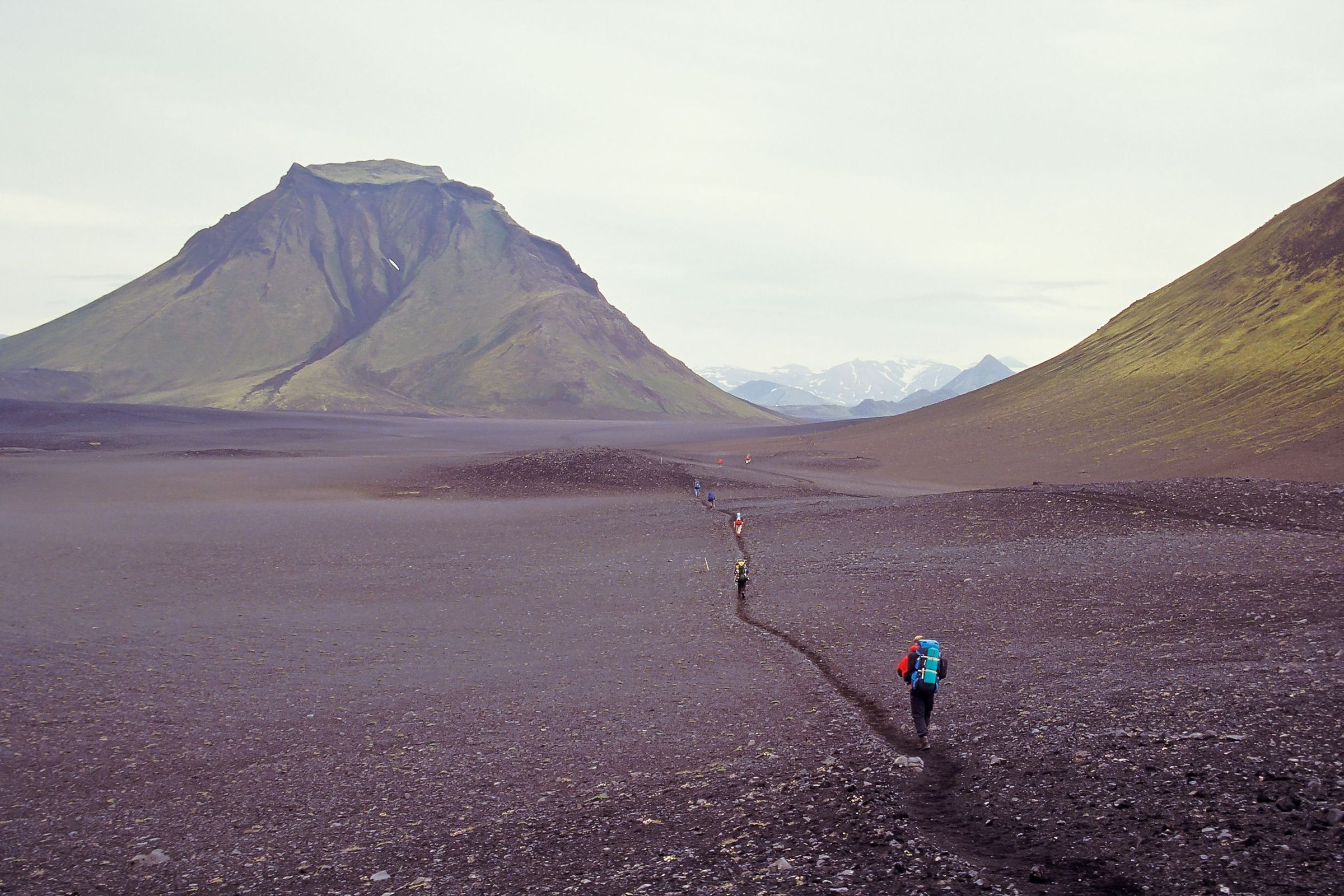 Sendero de Laugavegur con un senderista cruzando un campo de cenizas