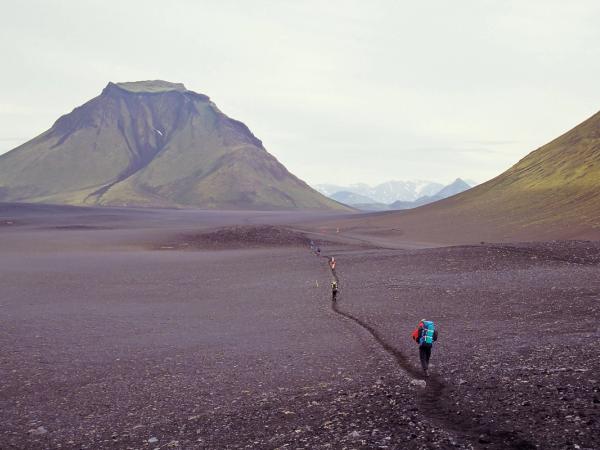Sendero de Laugavegur con un senderista cruzando un campo de cenizas