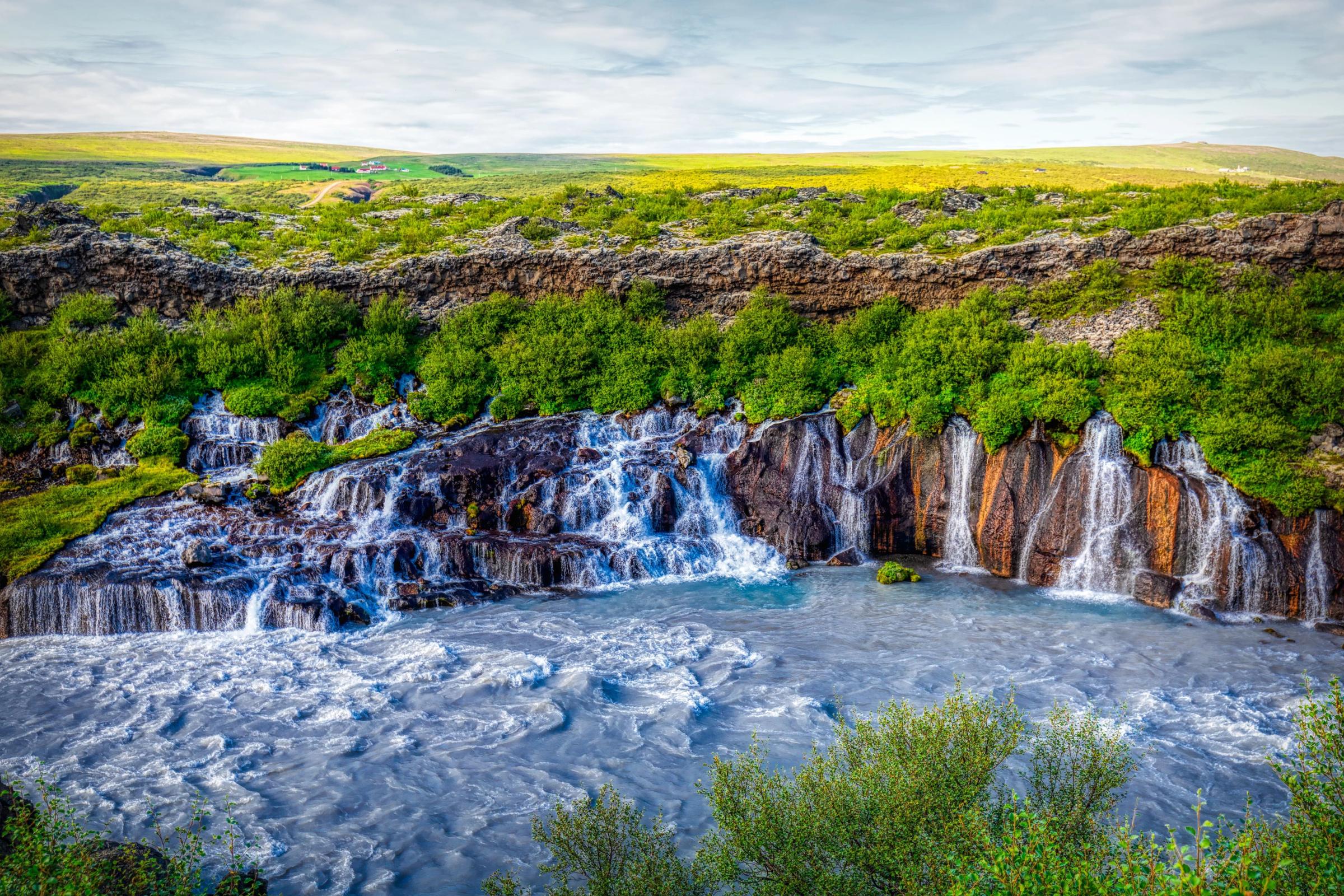  Vista panorámica de Hraunfossar 