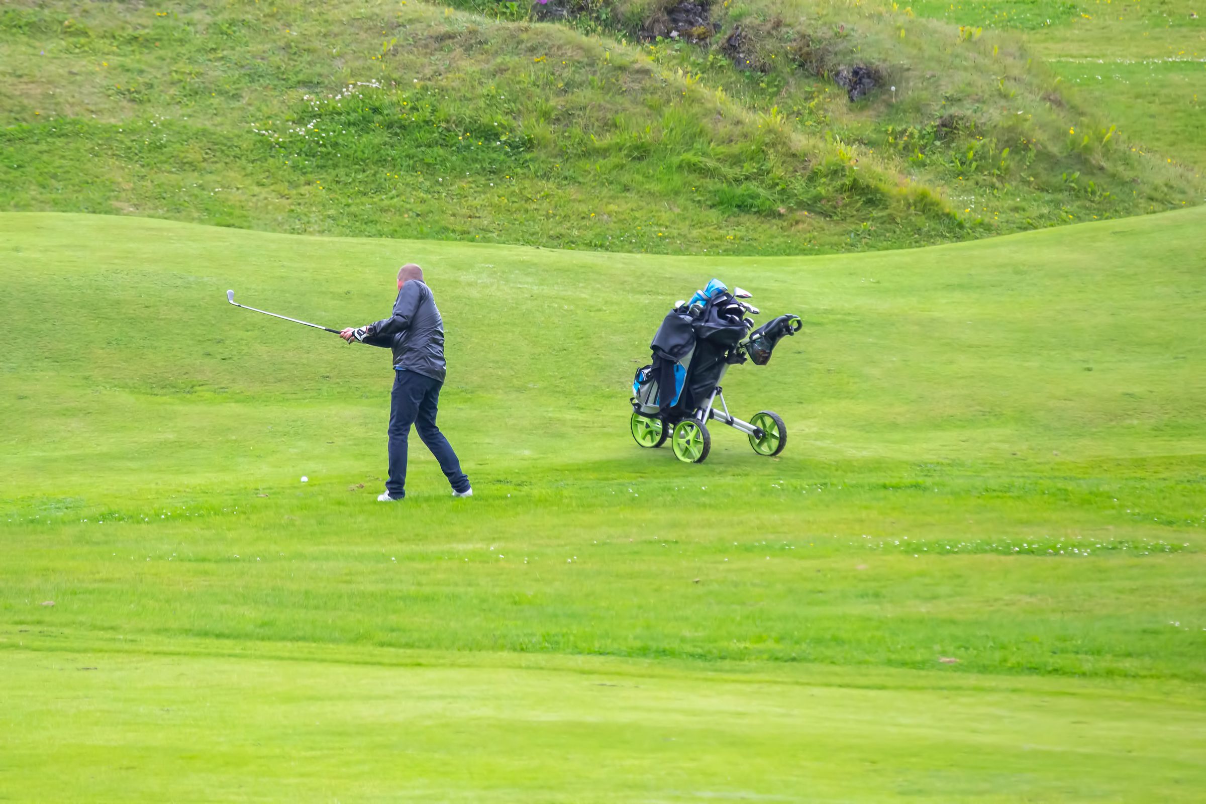 un hombre jugando al golf