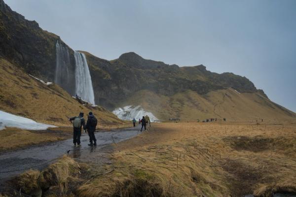 Gente caminando cerca de Seljalandsfoss