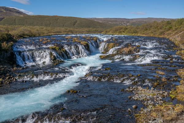 Petite cascade avec de l'eau turquoise