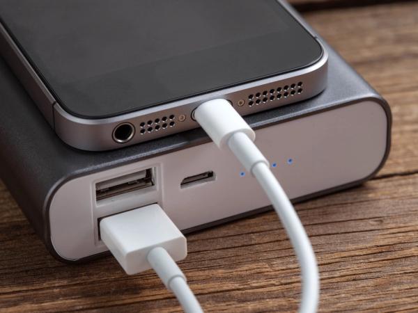 Móvil conectado a una powerbank