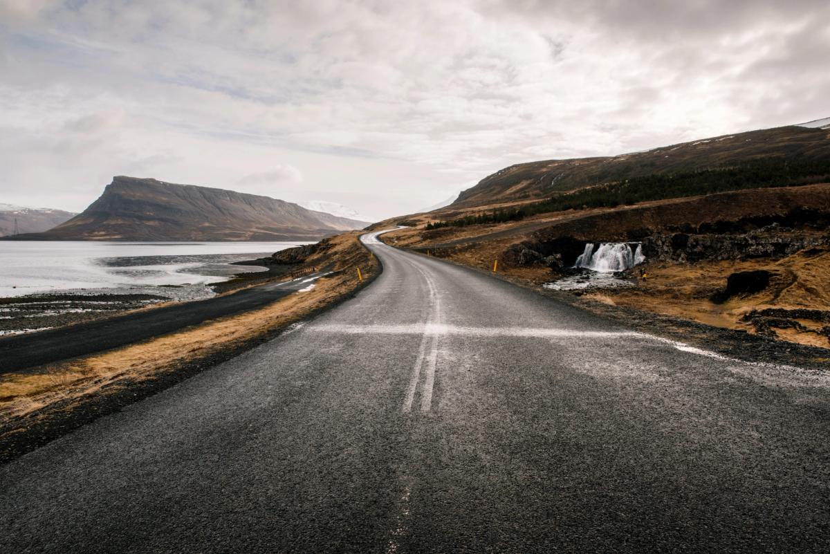Parte del Ring Road en Islandia en un día nublado