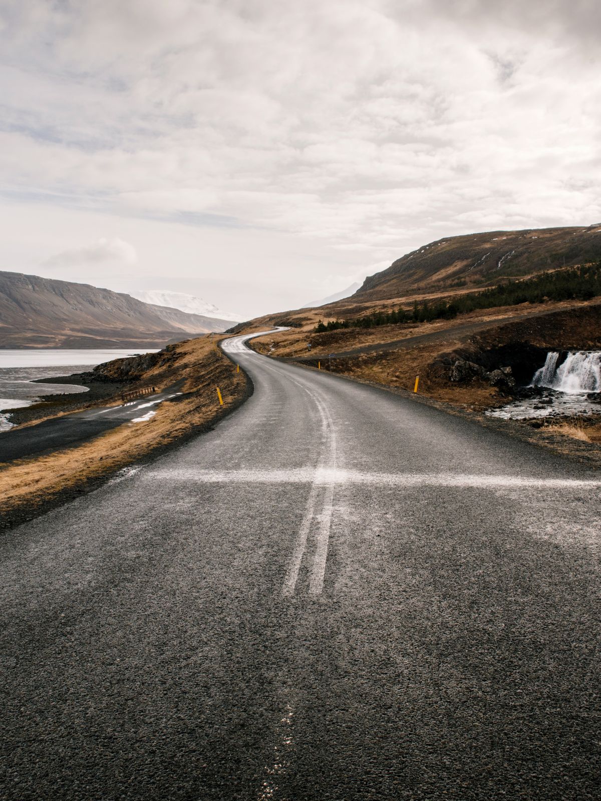 Parte del Ring Road en Islandia en un día nublado