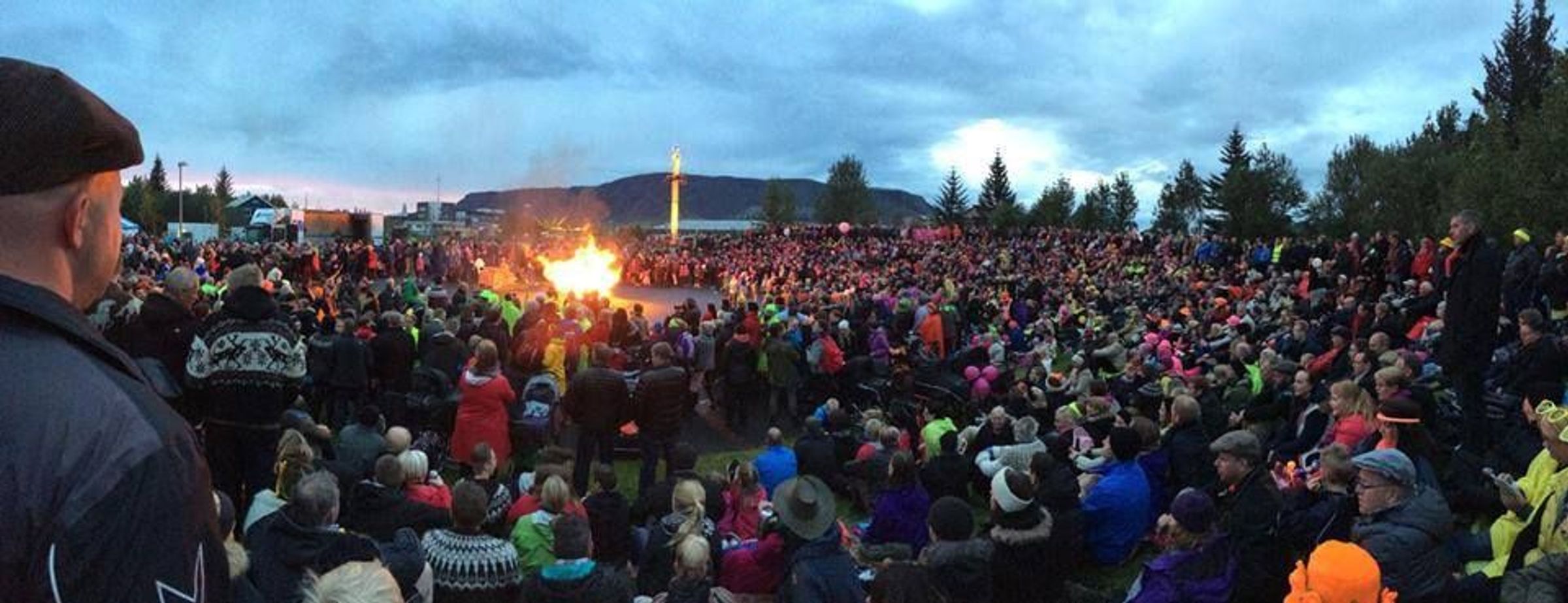 Festival en Islandia llenísimo de gente mirando una hoguera