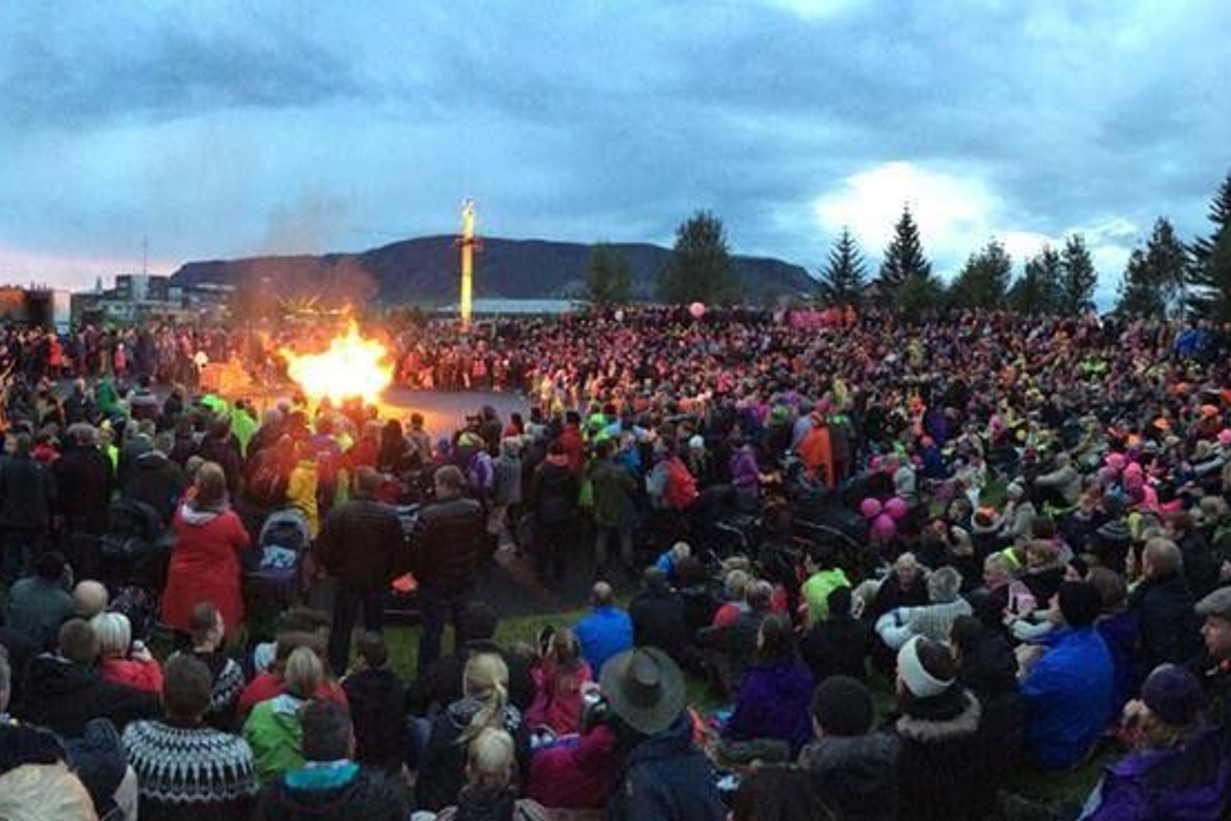 Festival en Islandia llenísimo de gente mirando una hoguera